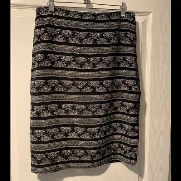 Ann Taylor Factory Dresses & Skirts - ANN TAYLOR PENCIL SKIRT SIZE 4 BLACK/WHITE NWT!